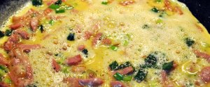 Rețeta zilei: Omletă cu ceapă verde și salam Rețeta zilei: Omletă cu ceapă verde și salam