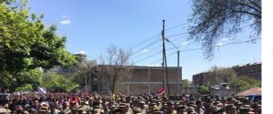 Protestele din Armenia iau amploare. Militarii au trecut de partea protestatarilor Protestele din Armenia iau amploare. Militarii au trecut de partea protestatarilor