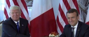 Donald Trump i-a scuturat mătreața președintelui francez aflat în vizită la Casa Albă //VIDEO Donald Trump i-a scuturat mătreața președintelui francez aflat în vizită la Casa Albă //VIDEO